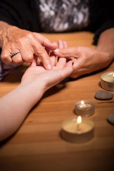 Fortune teller indicând linia de salvare — Fotografie, imagine de stoc