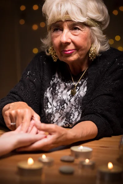 Oudere vrouwelijke voorspellen van hand — Stockfoto