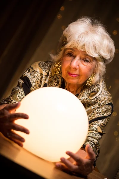 Vidente segurando bola de cristal — Fotografia de Stock