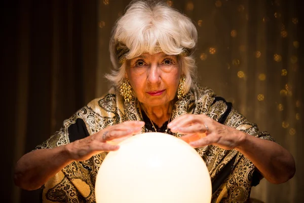 Загадочная женщина с волшебным шаром — стоковое фото