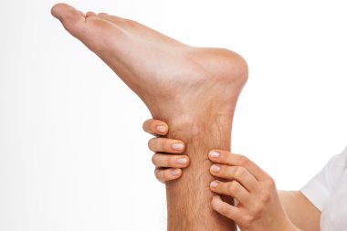 Fizyoterapist palpating Aşil tendonu