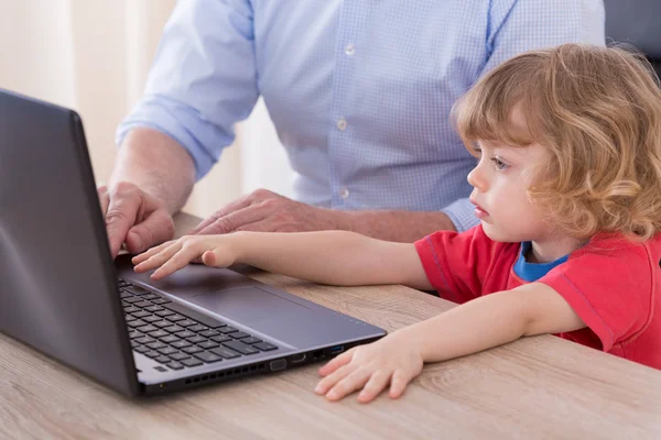 Kind en laptop — Stockfoto