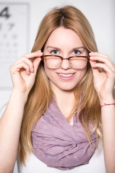 Vrouw bij opticiens kantoor — Stockfoto