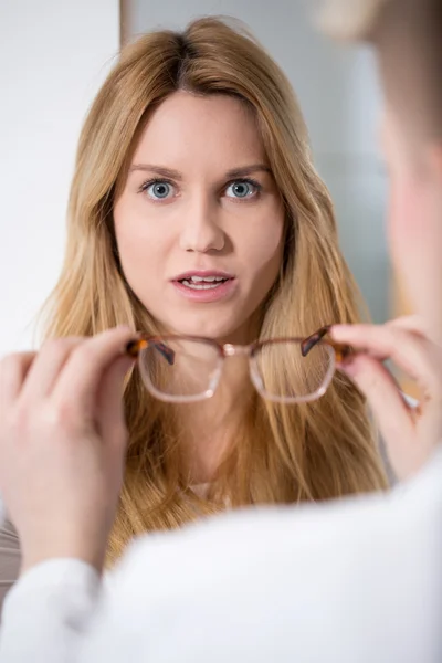 Geschokt vrouw gonna bril — Stockfoto