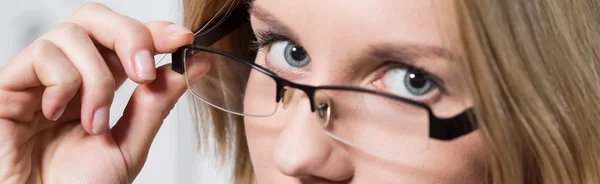 Mujer inteligente con gafas diseñadas — Foto de Stock