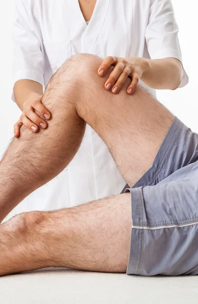 Лечение колена после травмы — стоковое фото