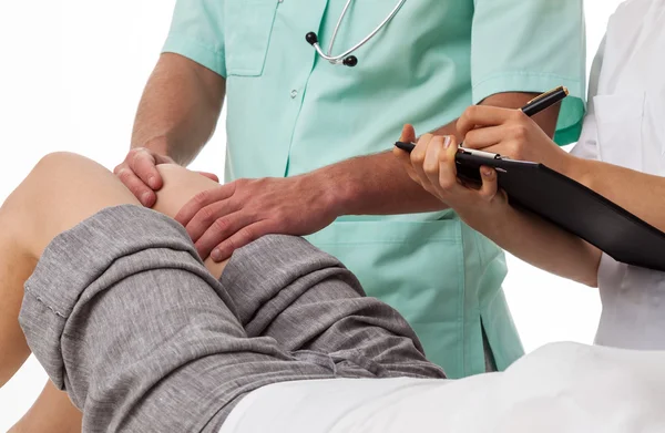 Ortopedista diagnosticando pacientes joelho — Fotografia de Stock