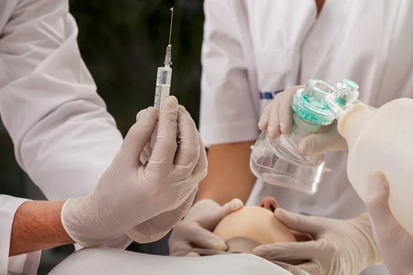 Médico vai fazer a injeção — Fotografia de Stock