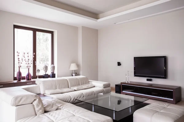 Bílá určeny obývací pokoj — Stock fotografie