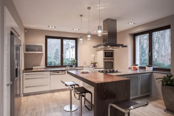 Küche in modernem Haus entworfen — Stockfoto