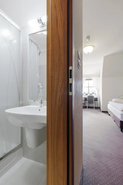 Chambre d'hôtel avec toilettes privées — Photo