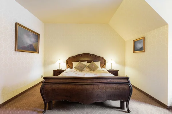 Stilvolles Bett im Luxusschlafzimmer — Stockfoto