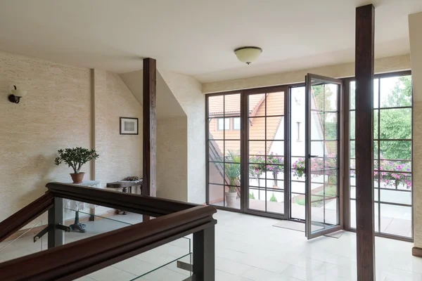 Hall con gran ventana — Foto de Stock