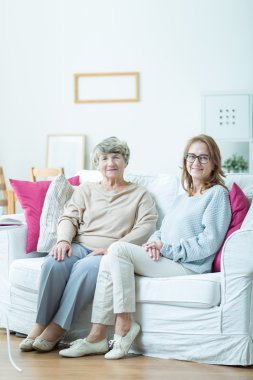 Yaşlı kadın ile onun bakıcı