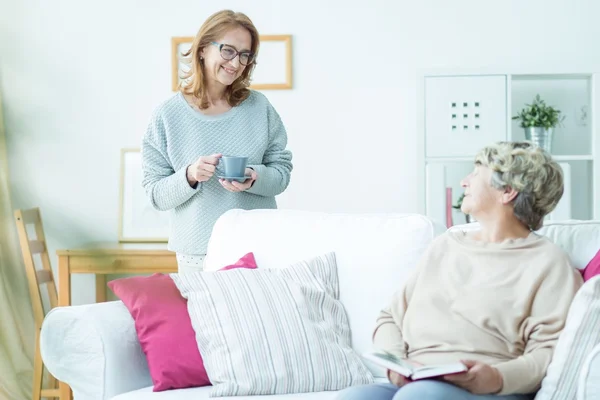 Pensionista anciano y cuidador sonriente — Foto de Stock