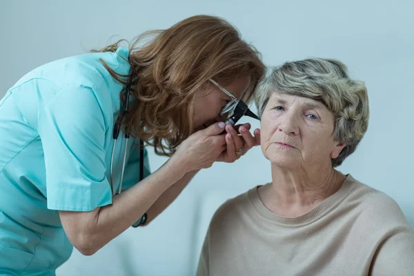 Physician examining elderly woman — Stock Photo, Image