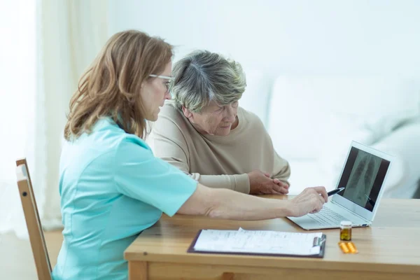 Aged woman during medical consultation — Stock Photo, Image