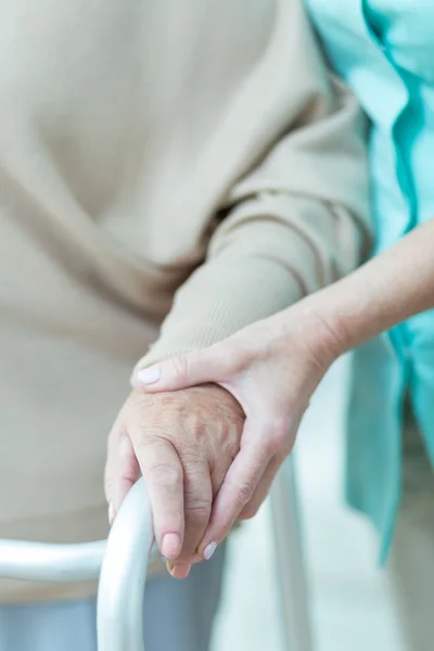 Врач держит пациентов за руку — стоковое фото