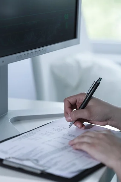 Medico guardando il monitor medico — Foto Stock