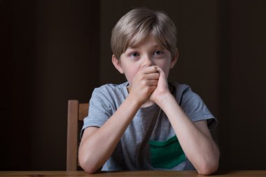 üzgün genç çocuk