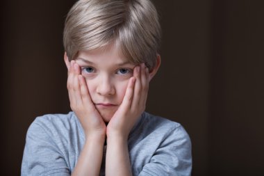 Eller arasındaki yüz tutan çocuk