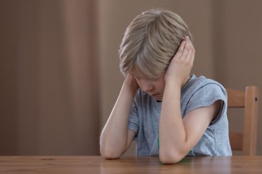 Kulakları tıkalı depresyonda çocuk