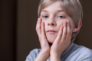 Mutsuz küçük çocuk