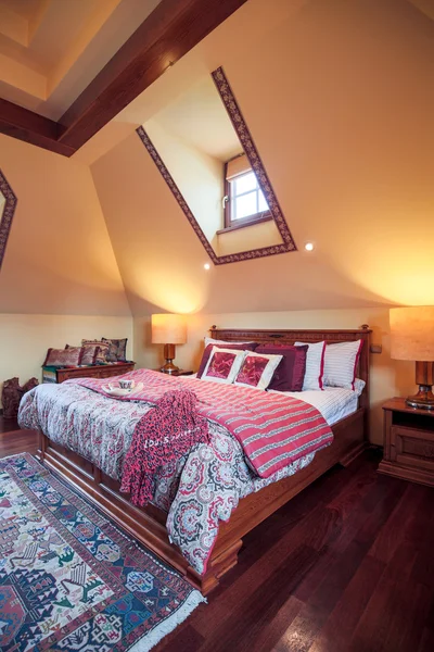 Elegante camera da letto in stile coloniale — Foto Stock