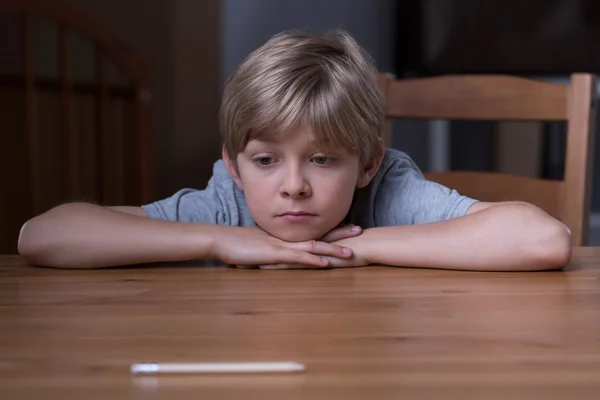 Kleiner depressiver Junge — Stockfoto