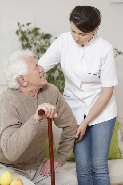 Man har rehabilitering i hemmet — Stockfoto