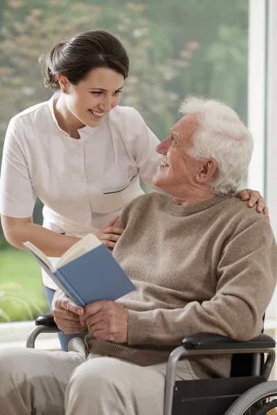 Caring nurse talking with patient — Stock Photo, Image