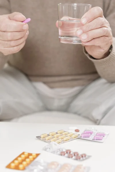 Hombre que toma medicamentos — Foto de Stock