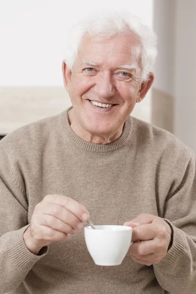 Uomo sorridente che beve caffè — Foto Stock