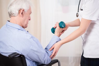 Tekerlekli sandalyede yaşlı kişi