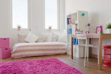 Beyaz oda ile pembe halı