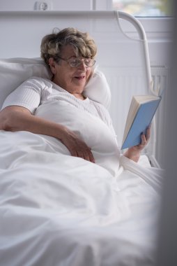 Kadın kitap okuyor.