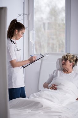 Doktor ve koğuş yuvarlak