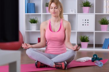 Lotus pozisyonda oturan