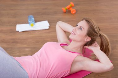 Uygun kadın egzersizi yapıyor