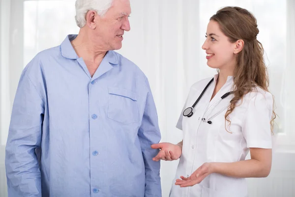 Young nurse and elderly pensioner — Stock Photo, Image