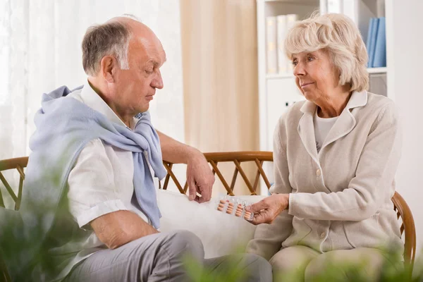 Frau gibt die Pillen — Stockfoto