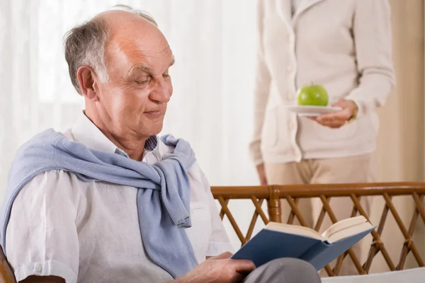 Man reading book — Stock Photo, Image