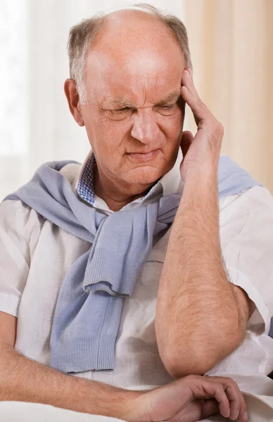 Hombre mayor con dolor de cabeza — Foto de Stock