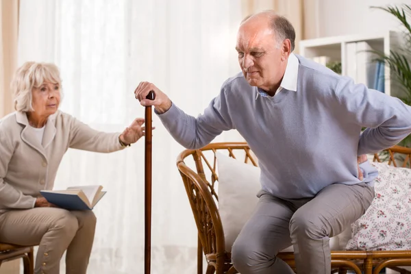 Hombre anciano y dolor de espalda — Foto de Stock