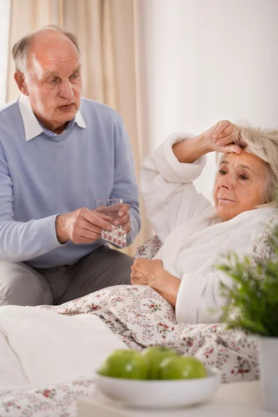 Hombre preocupado y esposa enferma — Foto de Stock