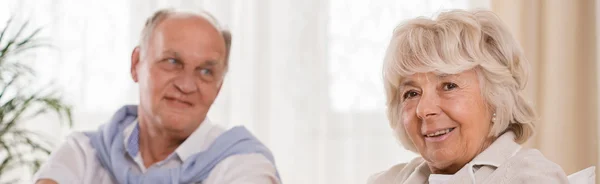 Ältere liebende Ehepaare — Stockfoto