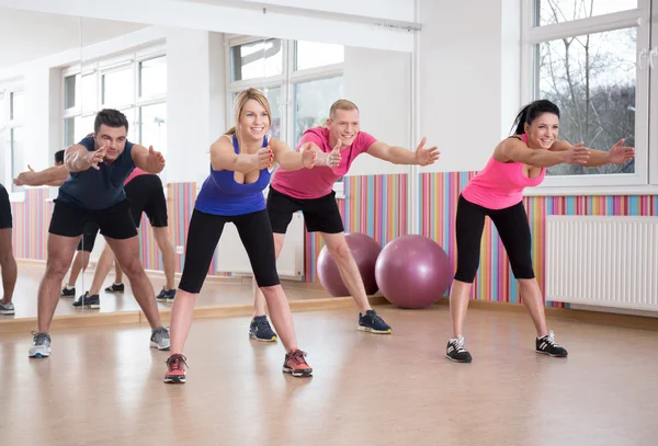 Ludzie wykonujący w pokoju pilates — Zdjęcie stockowe