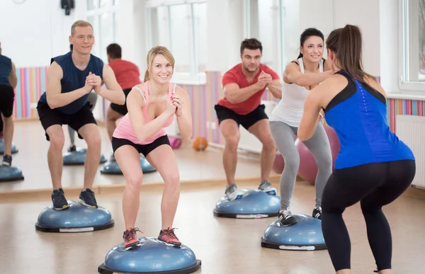 Grupo de personas durante el entrenamiento de equilibrio — Foto de Stock