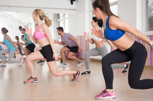 Actividades deportivas en el gimnasio — Foto de Stock