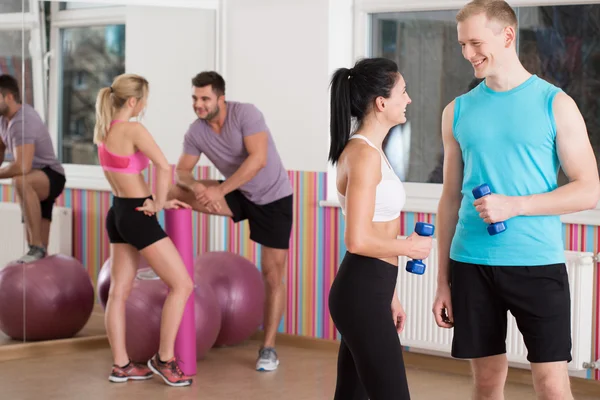 Talking before fitness training — Stock Photo, Image
